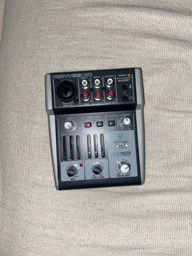 Interface de áudio Behringer Xenyx 302USB