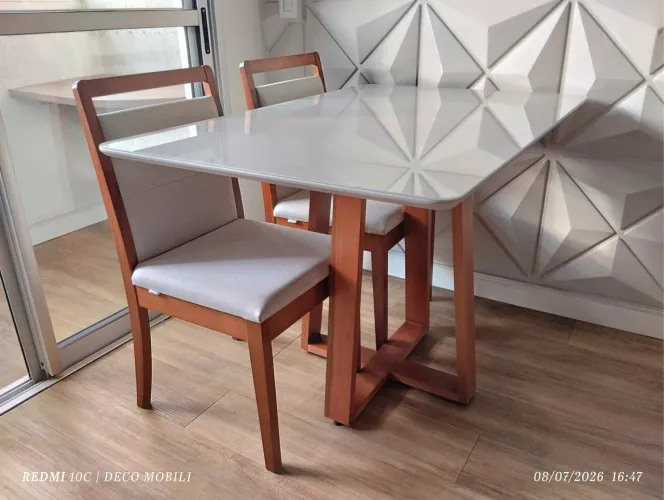 Mesa nova com cadeiras de madeira