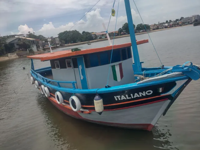 Barco de passeio e pescaria.