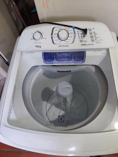 Máquina de lavar roupa em ótimo estado
