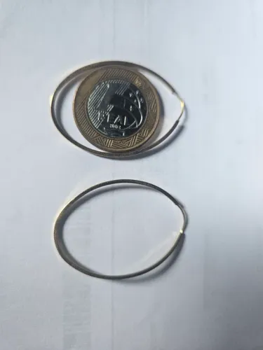 Argola oval em ouro