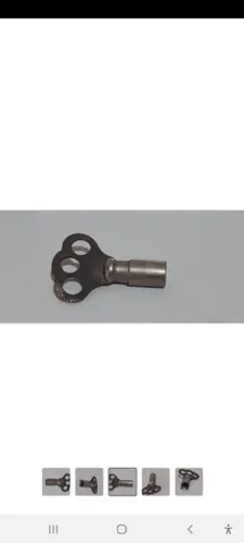 chave de relógio antigo à corda modelo borboleta