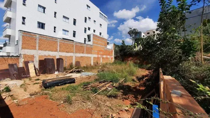 LOTE À VENDA NO BAIRRO CABRAL- CONTAGEM / MG