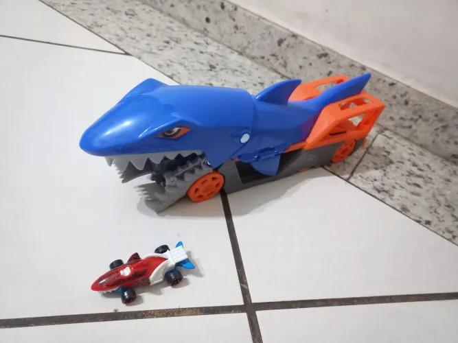Tubarão guincho hot Wheels com um carrinho.