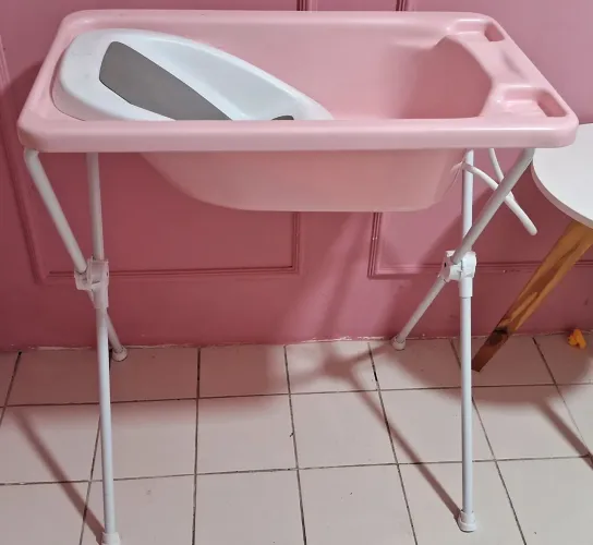 Banheira de bb infantil feminina galzerano com apenas 1 mes de uso.... sem marcas de uso !