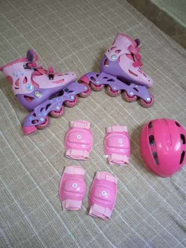 Patins infantil ajustável + acessórios de segurança.
