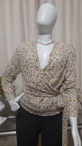 Blusa Feminina Estampada com Detalhe Transpassado