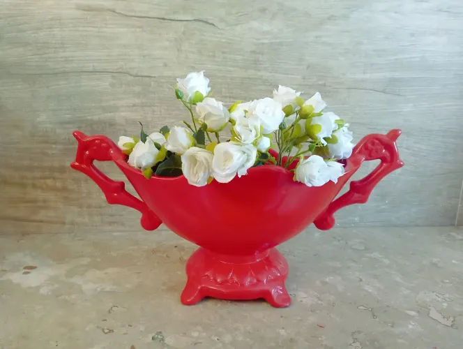 Floreira vermelho com flores brancas