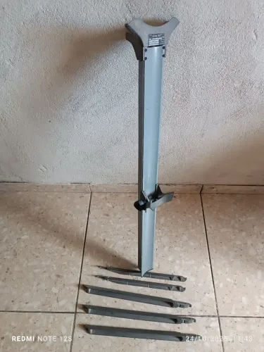 Vendo um suporte de Teclados. que desmonta .