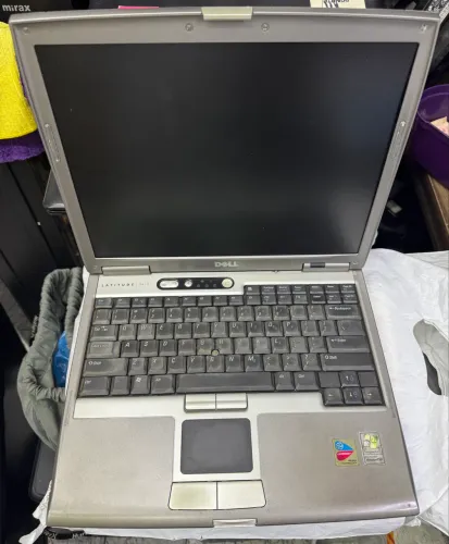 Notebook Dell Latitude D610 para retirada de peças não liga