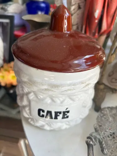 Antigo pote de café em cerâmica
