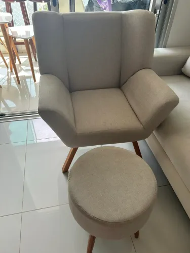 Poltrona de amamentação com puff 