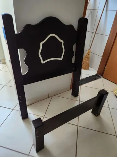 Cama solteiro em madeira 
