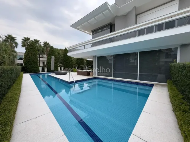 Casa residencial de 770 m² com 4 quartos sendo 4 suítes no bairro Jurerê