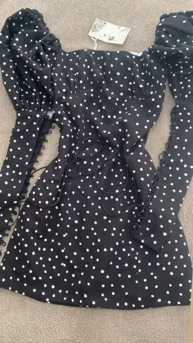 Vestido de bolinhas preto com manga longa
