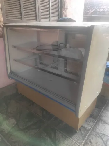 Freezer Refrigerado para Exposição de Produtos com acabamento de pedra verde Ubatuba.