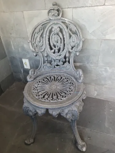 Cadeira de ferro fundido