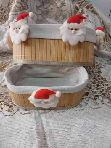Cestas decorativas de bambu com tema natalino