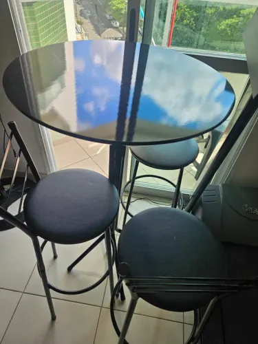 Mesa de bar luxo e banquetas