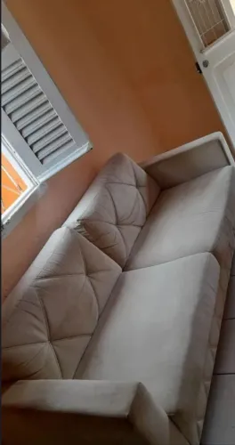 8Sofá 3 lugares.Com pequeno defeito 