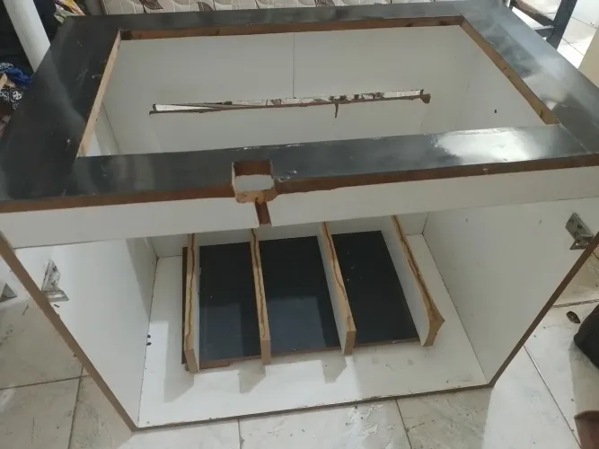 Escrivaninha balcao funcional com bordas pretas