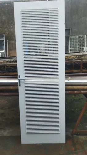 Porta com venezianas madeira maciça tamanho 70 pó 2e10 valo da unidade $290 zap *