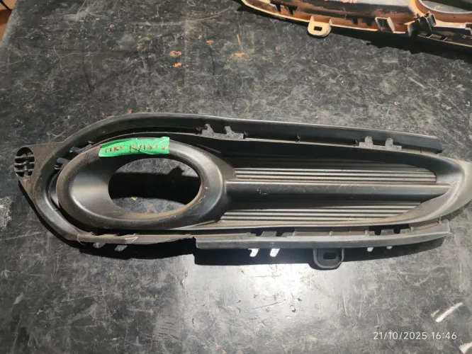 Moldura farol milha L.D Honda Hr-v com furo 