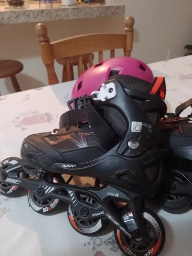 Vendo patins com capacete e joelheira