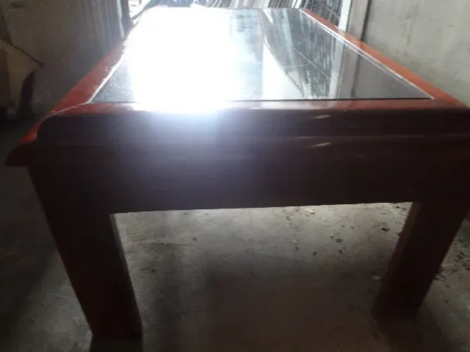 Mesa de centro de sala em mad.mogno brilhante, vidro reforçado.Bom estado.Só mensagens olx