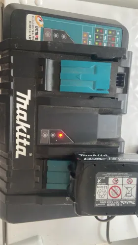 Carregador Duplo Makita DC18RD - Funciona Perfeitamente (SEM BATERIAS)
