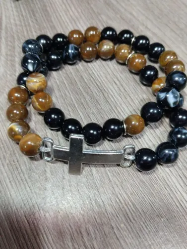 Pulseira de contas com cruz