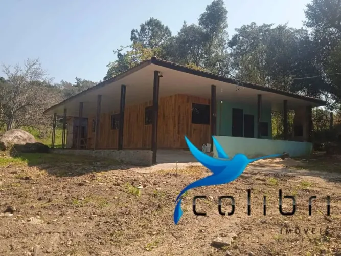 Chácara Urbana ao lado da Rodovia medindo 3600m² com casa e rio.