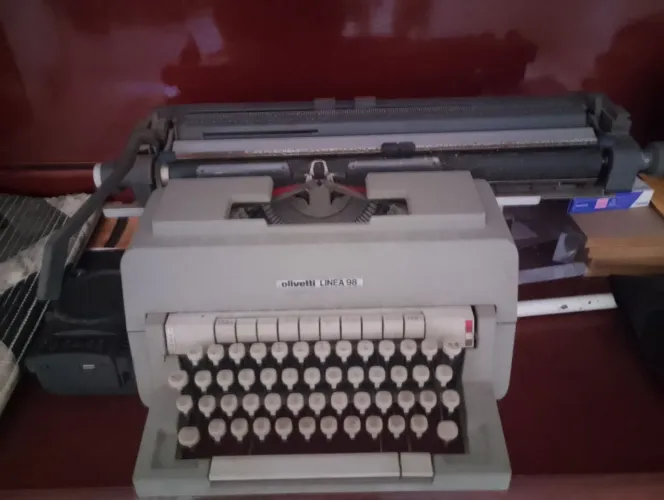 MAQUINA DE ESCREVER OLIVETTI 98