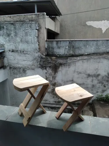 Banqueta de madeira em palete