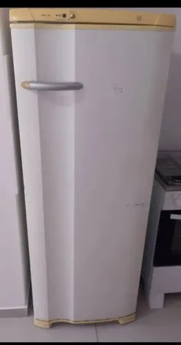 Geladeira Electrolux funcionando tudo somente o plástico de cima quebrado mas não afeta .