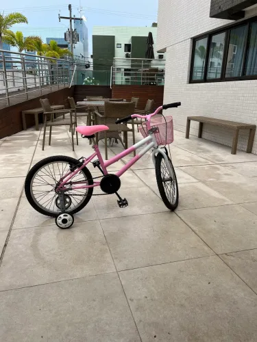 BICICLETA INFANTIL COM RODINHAS SEMI NOVA