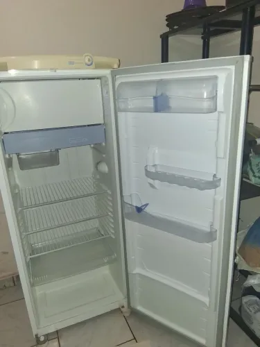Vendo geladeira cônsul valor 65000 fone *