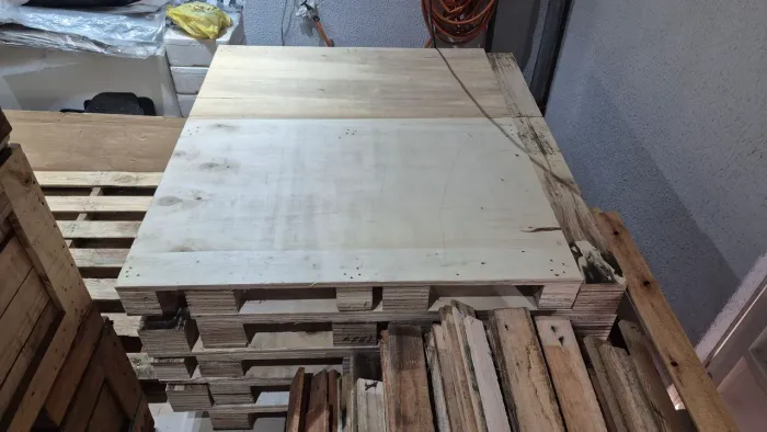 Pallets seminovos compensado 3 centímetros de espessura, medida 1.10mt por 1.30mt.