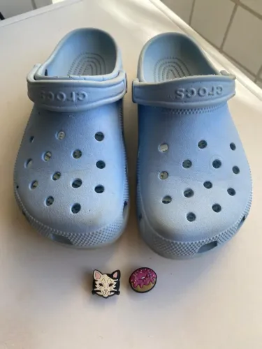 Crocs azul seminovo original e dois jibbitz
