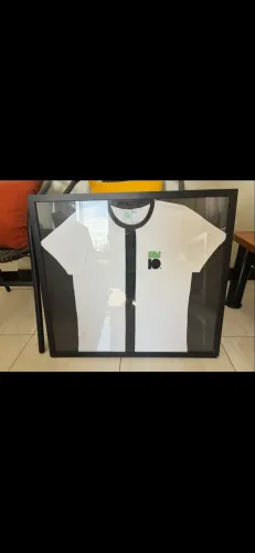 Item de colecionador - Moldura com vidro com blusa do Ben 10