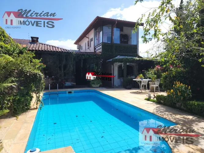 Casa com piscina no centro de Peruibe a 800 metros da praia