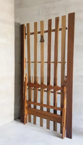 CAMA DE MADEIRA TALHADA COMPLETA