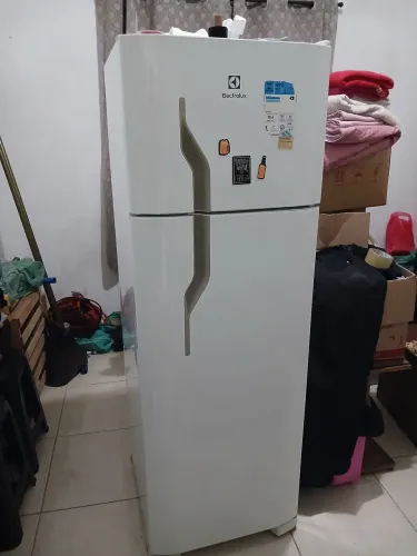 Geladeira Eletrolux Frost Free 2 portas Nova em.perfeito estado poucos meses de uso