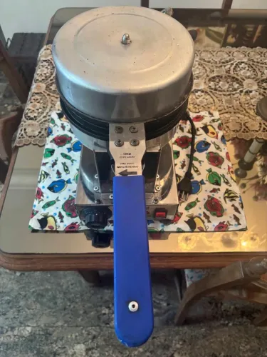 Máquina de waffles belga antiaderente profissional Inovamaq 220w
