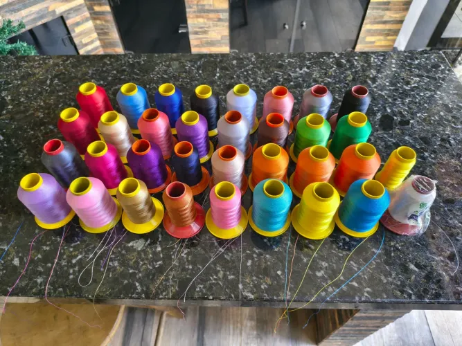34 cones de fios para bordado