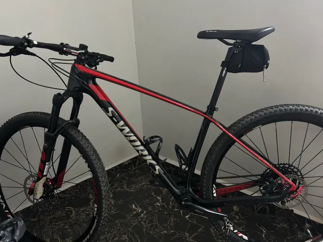 Vendo excelente MTB em carbono.