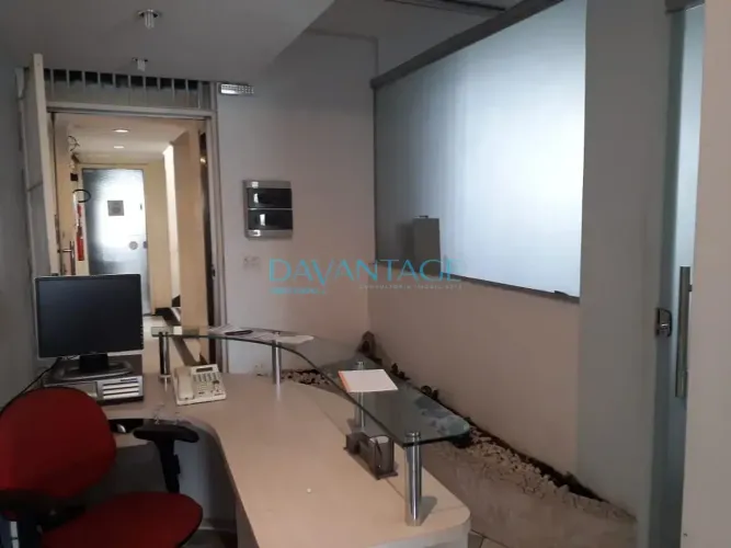 Ótima Sala comercial para locação bem espaçosa e dividida, com ótima localização na Água B