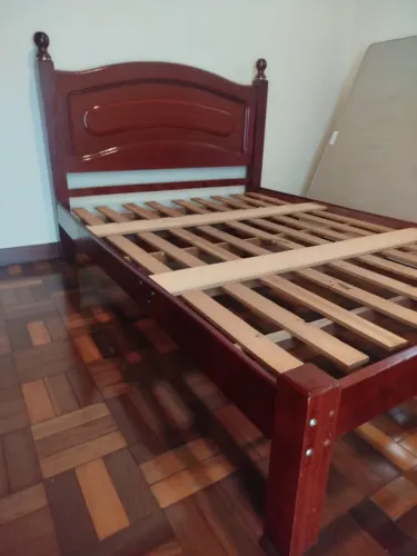 Cama casal em madeira com colchão