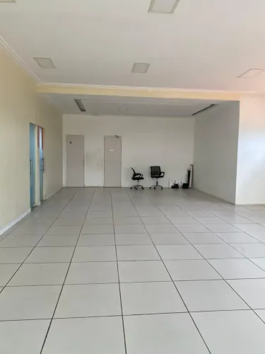 Imóvel para aluguel tem 220 metros quadrados em Cohatrac - Avenida Contorno Sul - MA
