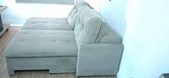 Sofá em suede bege 03 lugares reclináveis e retrátil- usado 